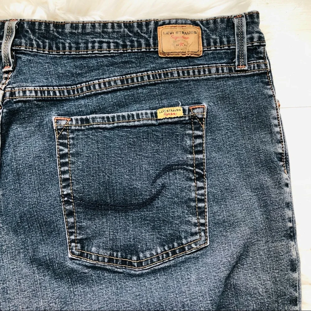 Signature by Levi Strauss & Co. Women's Mid Rise Bootcut Jeans 24W Short